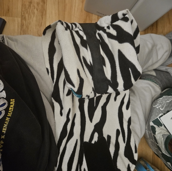 Trtl Junior Travel Neck Wrap Pillow. Zebra Print. - Picture 3 of 8